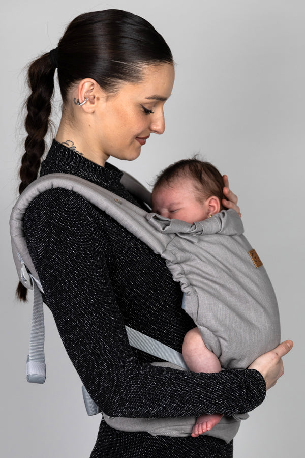 Premium-Design für höchsten Komfort. Die mitwachsende Full-Buckle Trage besticht durch ein unsichtbares Verstell-System und 3-fach variable Schulterträger.