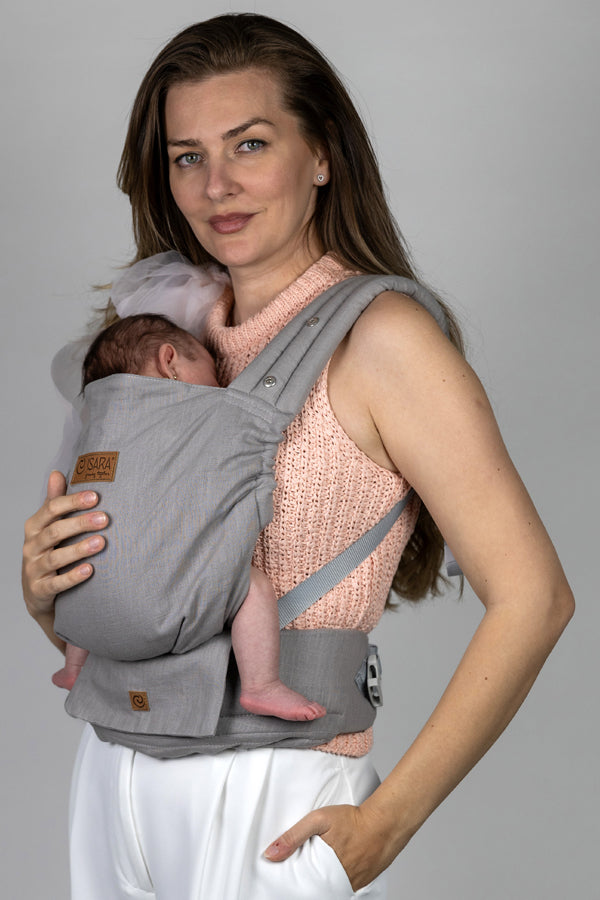 Premium-Design für höchsten Komfort. Die mitwachsende Full-Buckle Trage besticht durch ein unsichtbares Verstell-System und 3-fach variable Schulterträger.