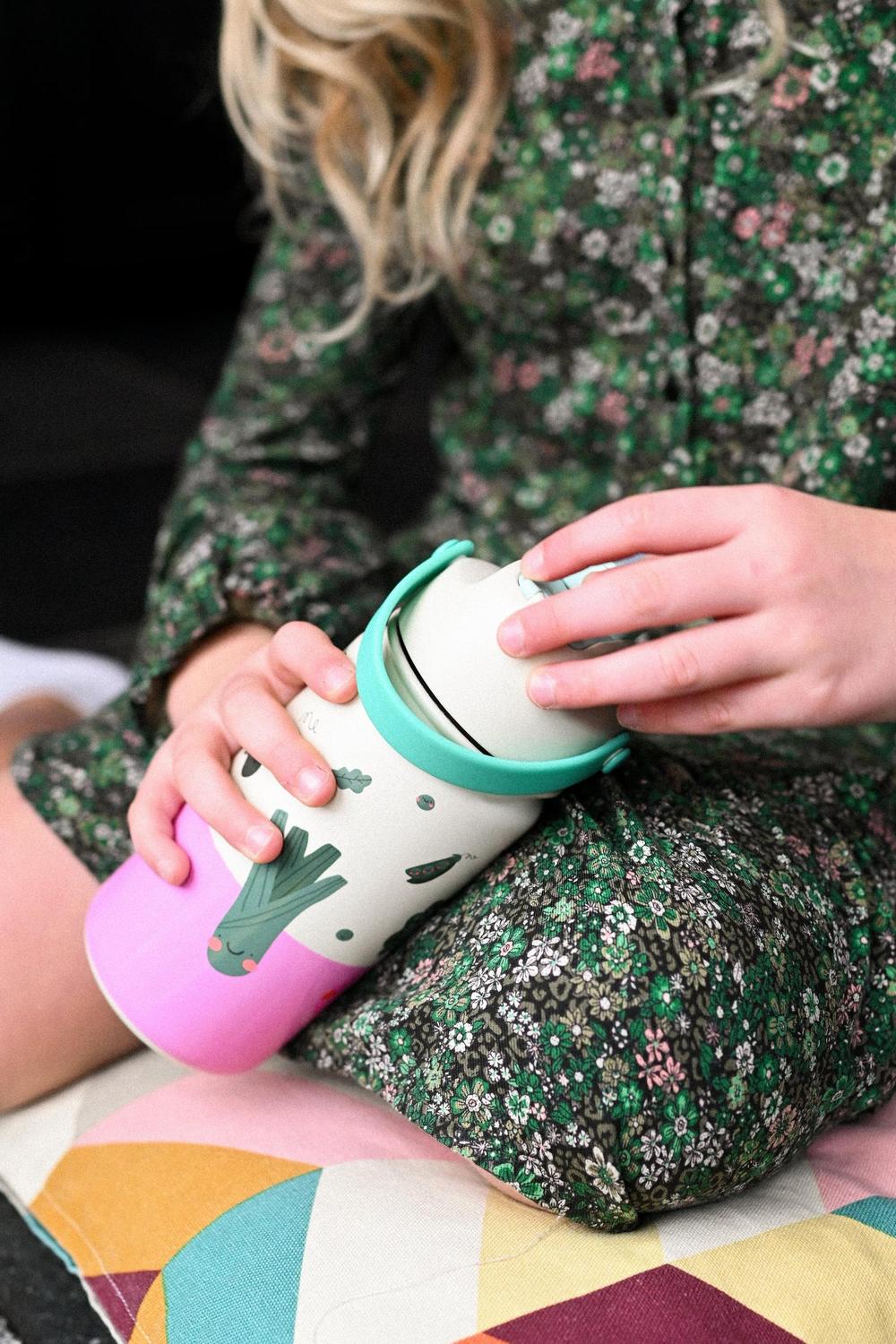 Auslaufsicher und robust! Die doppelwandige Thermo-Trinkflasche hält Getränke stundenlang kalt oder warm und lässt sich kinderleicht bedienen.