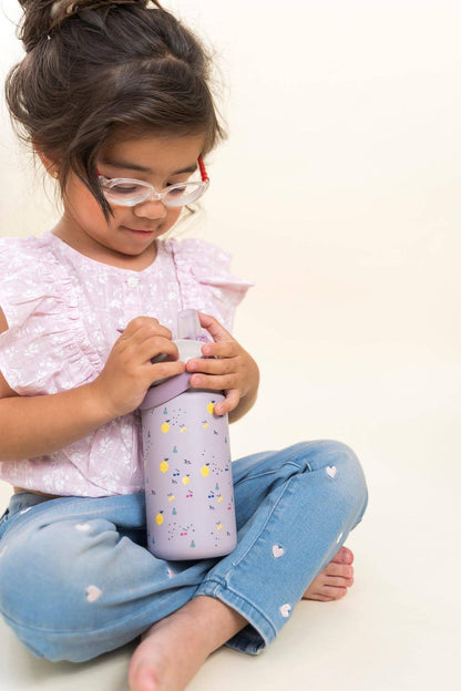 Auslaufsicher und robust! Die doppelwandige Thermo-Trinkflasche hält Getränke stundenlang kalt oder warm und lässt sich kinderleicht bedienen.