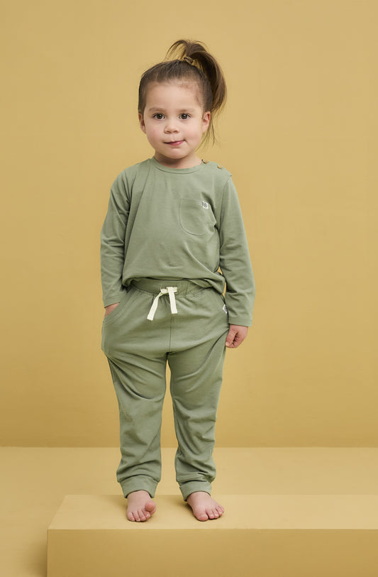 Cloby UV Jogginghose UPF 50+ für Babys & Kleinkinder – ultraweich, atmungsaktiv, chemiefrei. Für Spielplatz, Kinderwagen & Sommer. Größen 80–104. Jetzt entdecken!