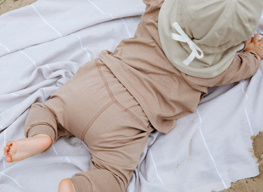 Cloby UV Jogginghose UPF 50+ für Babys & Kleinkinder – ultraweich, atmungsaktiv, chemiefrei. Für Spielplatz, Kinderwagen & Sommer. Größen 80–104. Jetzt entdecken!