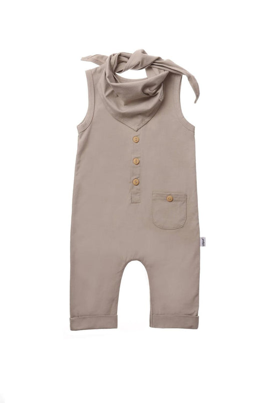 Zwei Teile, ein perfektes Outfit! Der bequeme olivegrüne Jumpsuit kommt direkt mit farblich passendem Halstuch und sorgt für einen schicken Komplett-Look.