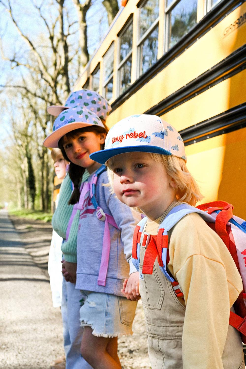 Coole Kappe für sonnige Tage! Die stylische und atmungsaktive Basecap aus reiner Bio-Baumwolle ist größenverstellbar und ein echter Hingucker.