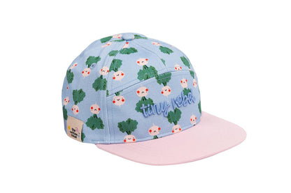 Coole Kappe für sonnige Tage! Die stylische und atmungsaktive Basecap aus reiner Bio-Baumwolle ist größenverstellbar und ein echter Hingucker.