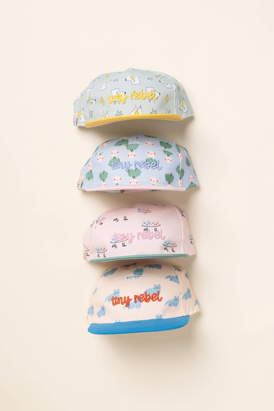 Coole Kappe für sonnige Tage! Die stylische und atmungsaktive Basecap aus reiner Bio-Baumwolle ist größenverstellbar und ein echter Hingucker.