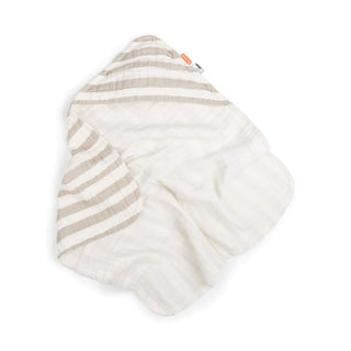 Hüllt dein Baby sanft wie eine Wolke ein. Das saugstarke, mehrlagige Musselin-Badetuch aus 100% Bio-Baumwolle hält das Köpfchen nach dem Baden warm.