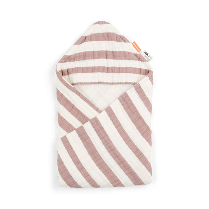 Hüllt dein Baby sanft wie eine Wolke ein. Das saugstarke, mehrlagige Musselin-Badetuch aus 100% Bio-Baumwolle hält das Köpfchen nach dem Baden warm.