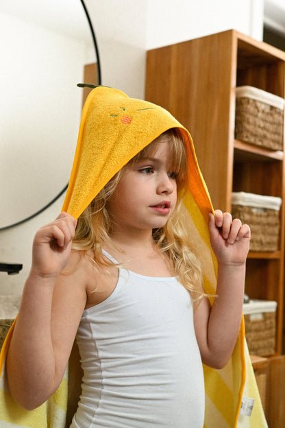 Kuscheliges Abtrocknen nach der Wanne. Das dicke Bio-Kapuzenhandtuch mit süßem Frucht-Design (Zitrone oder Birne) hält Babys Köpfchen warm.
