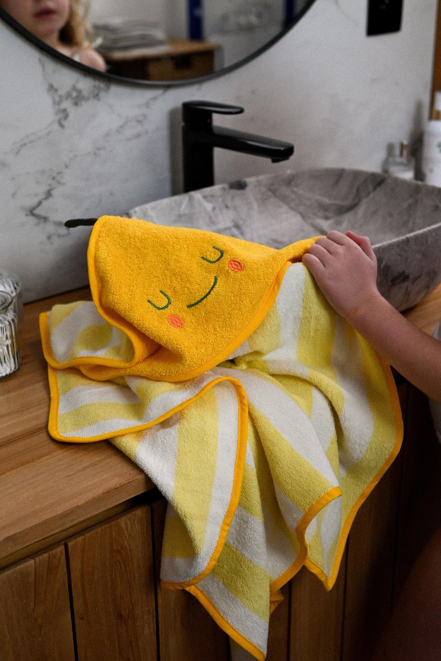 Kuscheliges Abtrocknen nach der Wanne. Das dicke Bio-Kapuzenhandtuch mit süßem Frucht-Design (Zitrone oder Birne) hält Babys Köpfchen warm.