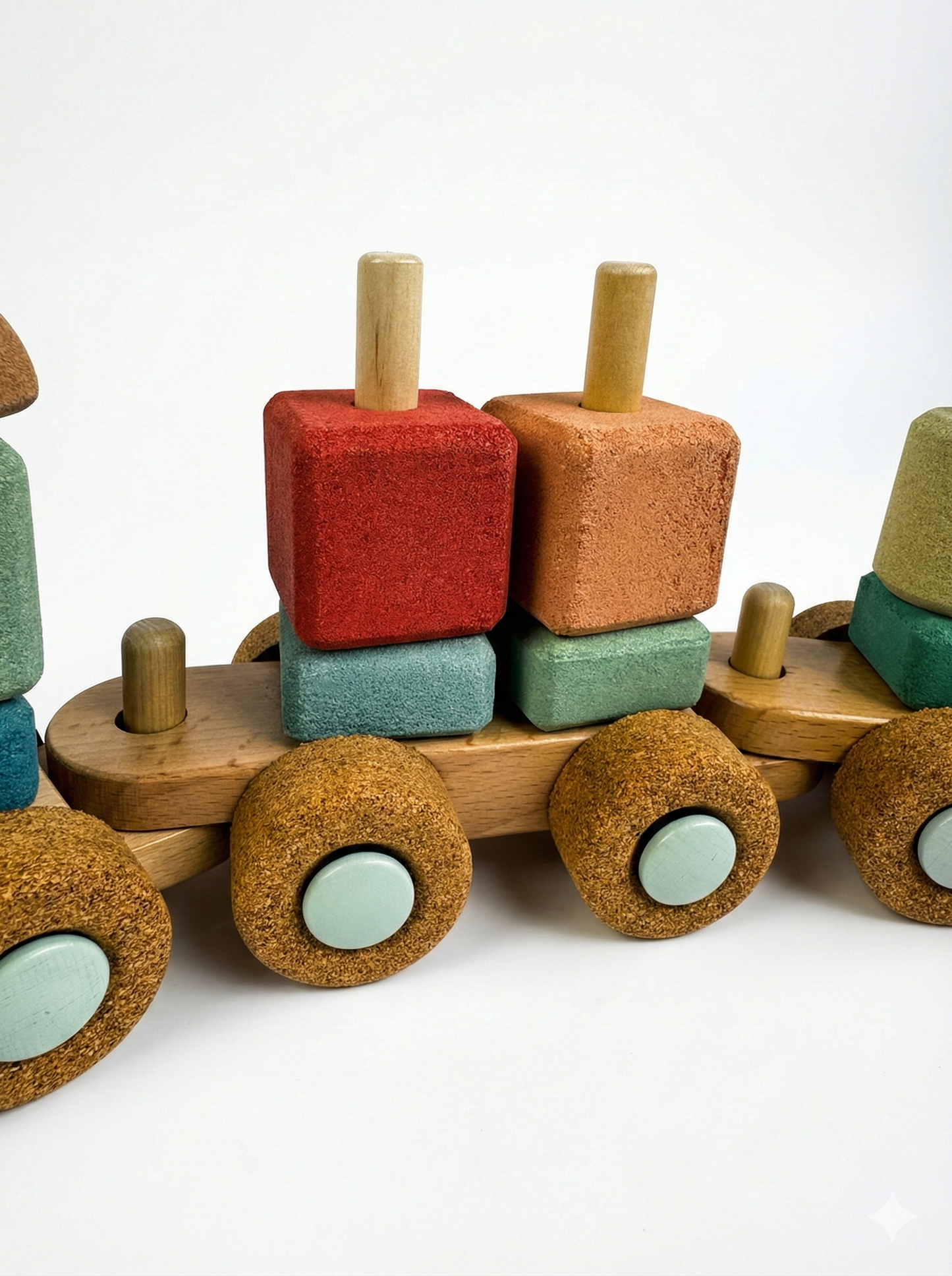 Die leiseste Eisenbahn der Welt! Das kreative Bauset aus weichem Kork lässt kleine Lokführer eigene Züge bauen, ganz ohne Lärm und Kratzer im Boden.