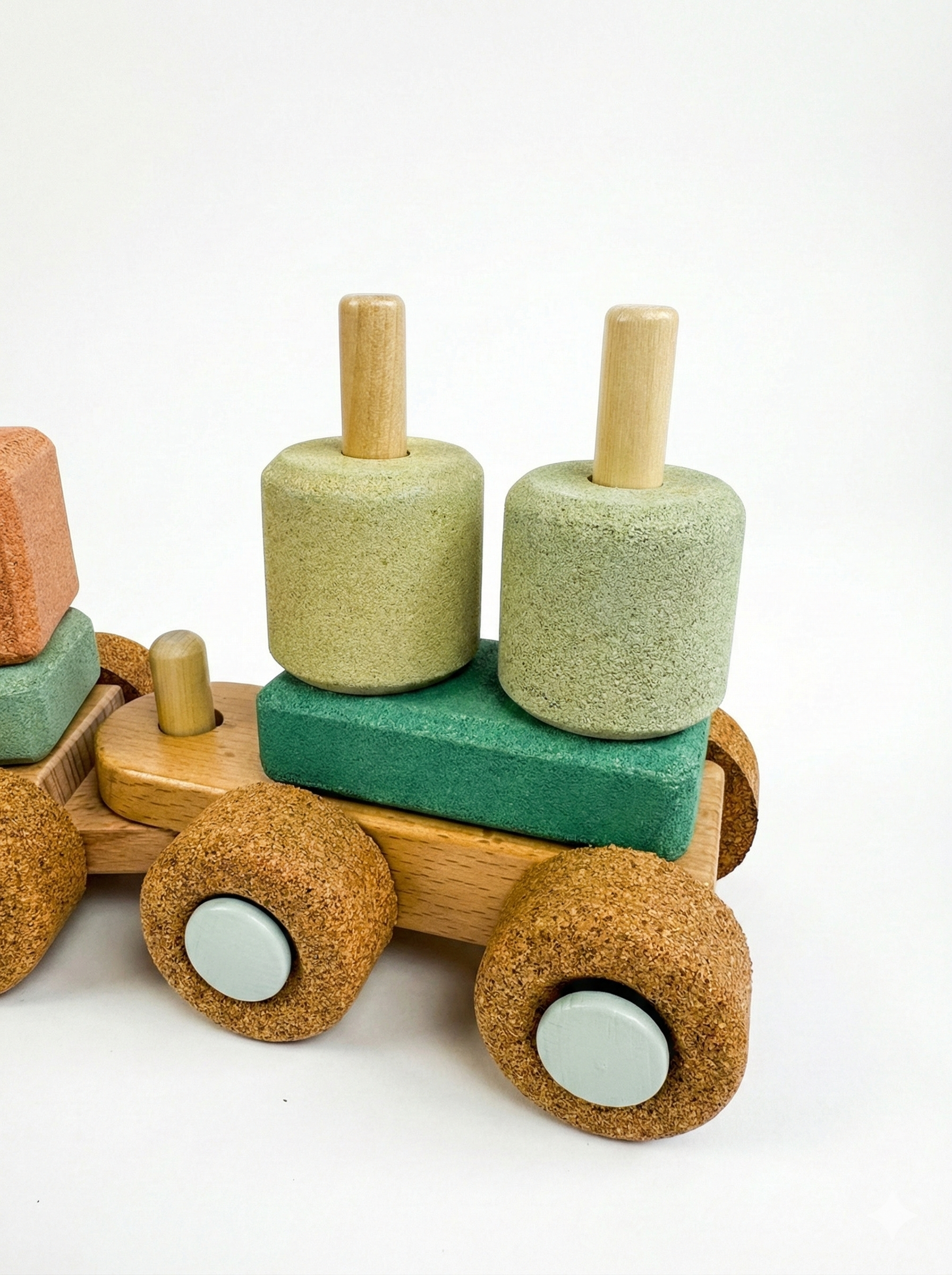 Die leiseste Eisenbahn der Welt! Das kreative Bauset aus weichem Kork lässt kleine Lokführer eigene Züge bauen, ganz ohne Lärm und Kratzer im Boden.