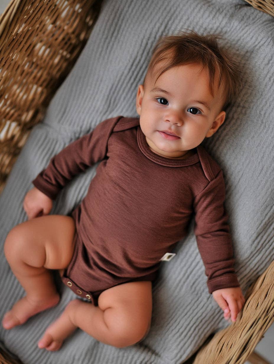 Kinderleichtes Anziehen ohne störende Knöpfe! Der weiche Langarm-Body aus 100% Merinowolle mit flexiblem Schlupfausschnitt wärmt ohne zu überhitzen.