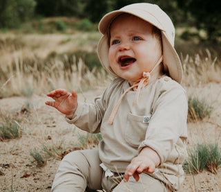 Cloby UV Longsleeve UPF 50+ für Babys & Kleinkinder – ultraweich, atmungsaktiv, ohne Chemie. Schützt Babyarme an Strand, Spielplatz & im Sommer. Größen 80–104.