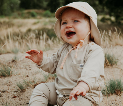 Cloby UV Longsleeve UPF 50+ für Babys & Kleinkinder – ultraweich, atmungsaktiv, ohne Chemie. Schützt Babyarme an Strand, Spielplatz & im Sommer. Größen 80–104.
