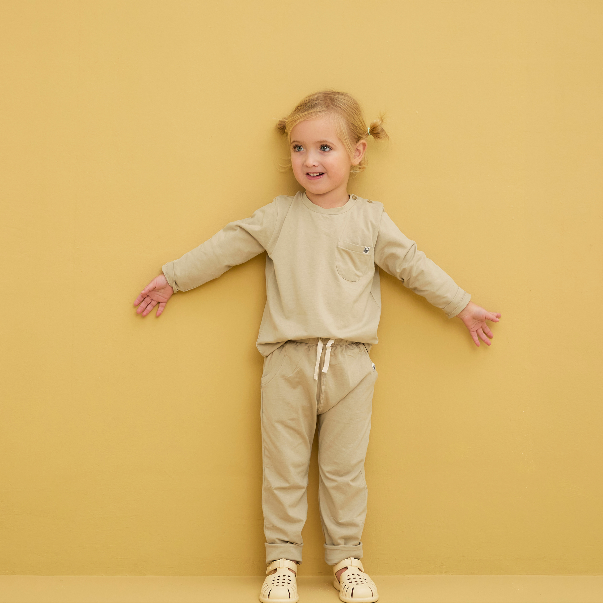 Cloby UV Longsleeve UPF 50+ für Babys & Kleinkinder – ultraweich, atmungsaktiv, ohne Chemie. Schützt Babyarme an Strand, Spielplatz & im Sommer. Größen 80–104.