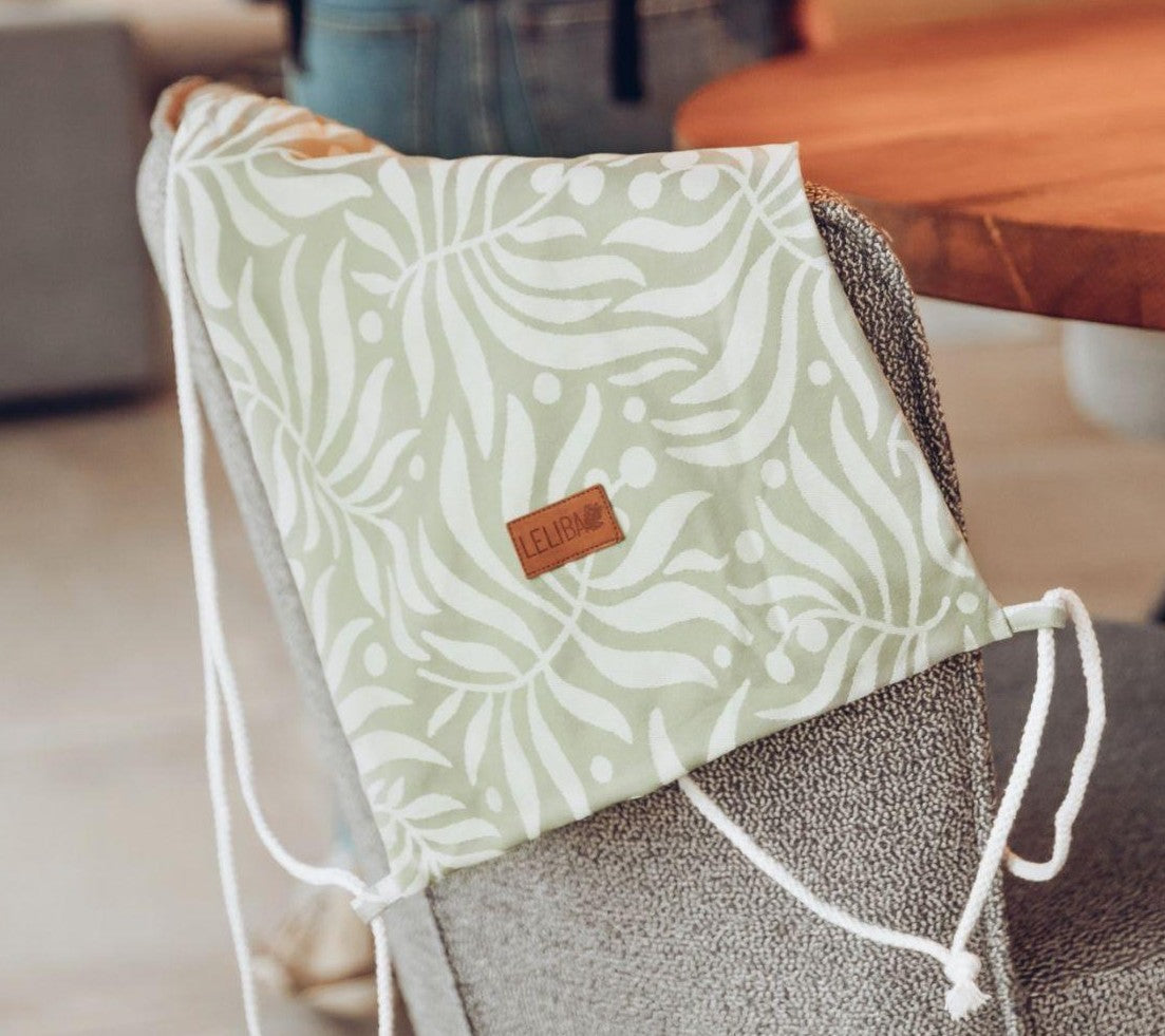 Wohin mit der Trage, wenn das Kleinkind laufen will? Der hochwertige Rucksack aus Tragetuchstoff schützt deine Babytrage und ist ein elegantes Raumwunder für unterwegs.