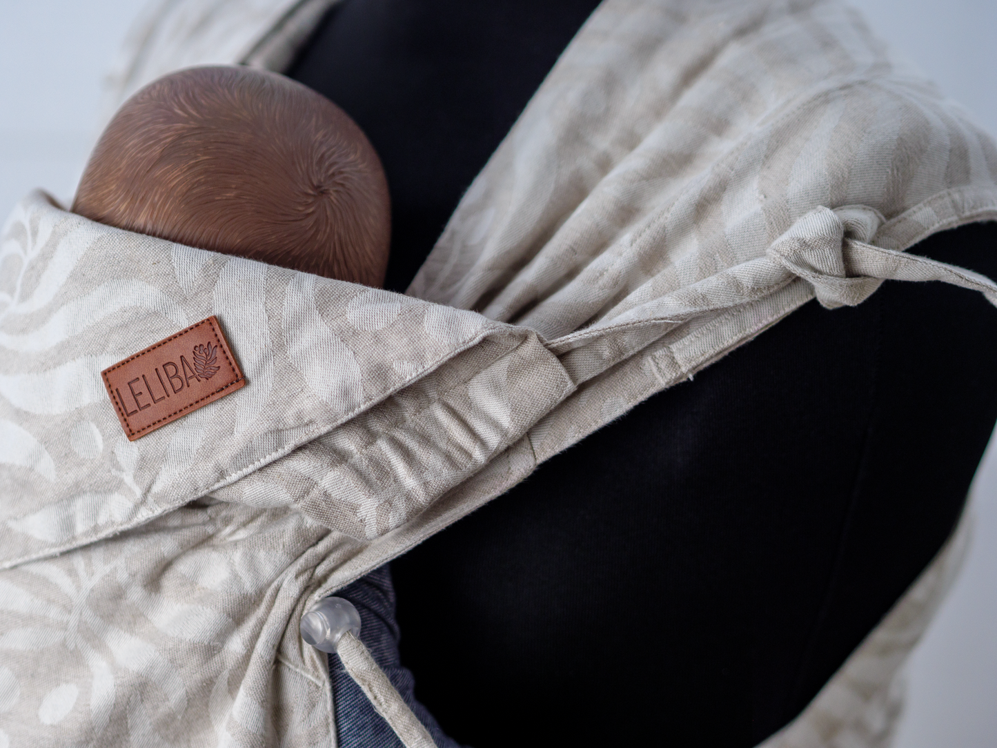 Höchster Tragekomfort ab Geburt in skandinavischem Design. Mit den innovativen, flexibel einsetzbaren Schulterpolstern passt sich die Half-Buckle Trage dir perfekt an.