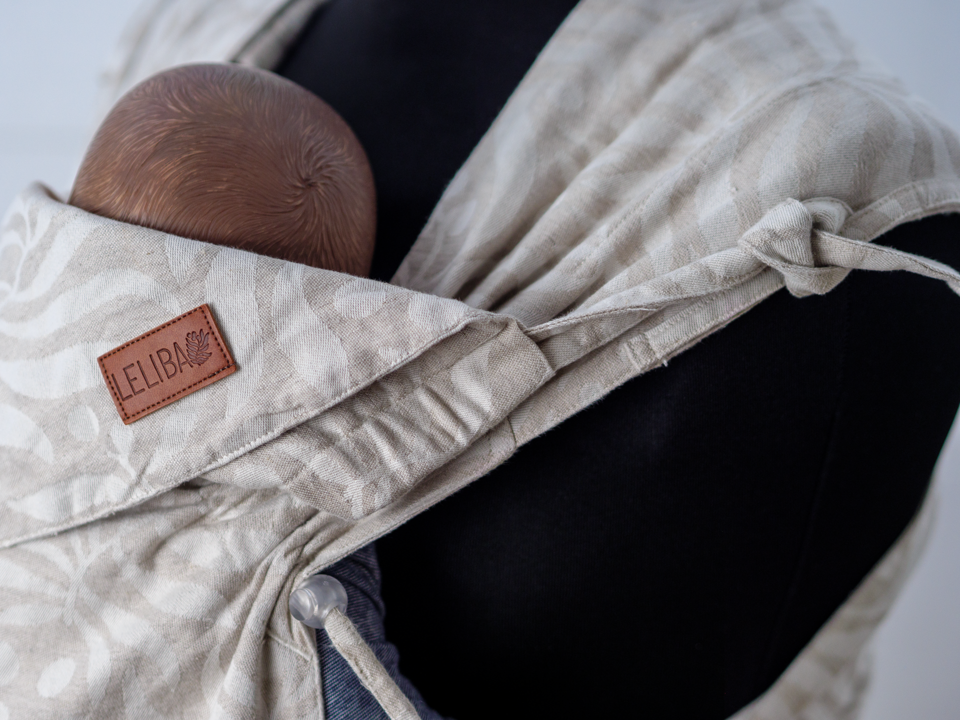 Höchster Tragekomfort ab Geburt in skandinavischem Design. Mit den innovativen, flexibel einsetzbaren Schulterpolstern passt sich die Half-Buckle Trage dir perfekt an.