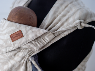 Höchster Tragekomfort ab Geburt in skandinavischem Design. Mit den innovativen, flexibel einsetzbaren Schulterpolstern passt sich die Half-Buckle Trage dir perfekt an.