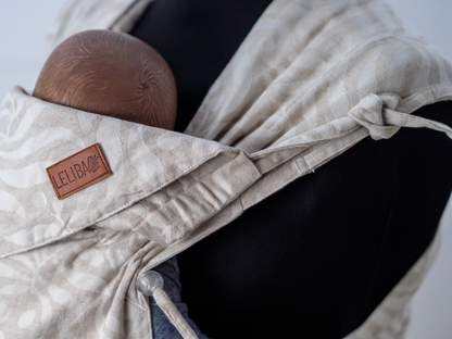Höchster Tragekomfort ab Geburt in skandinavischem Design. Mit den innovativen, flexibel einsetzbaren Schulterpolstern passt sich die Half-Buckle Trage dir perfekt an.