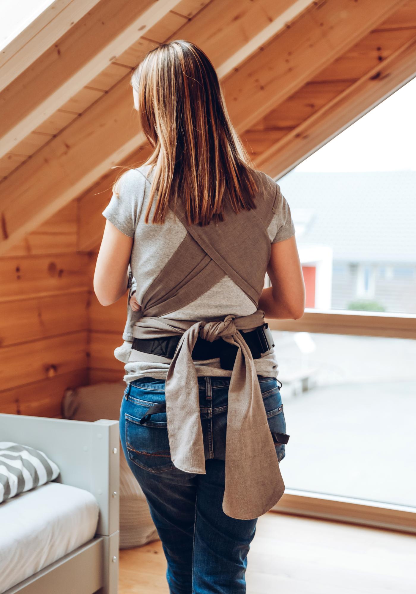 Höchster Tragekomfort ab Geburt in skandinavischem Design. Mit den innovativen, flexibel einsetzbaren Schulterpolstern passt sich die Half-Buckle Trage dir perfekt an.