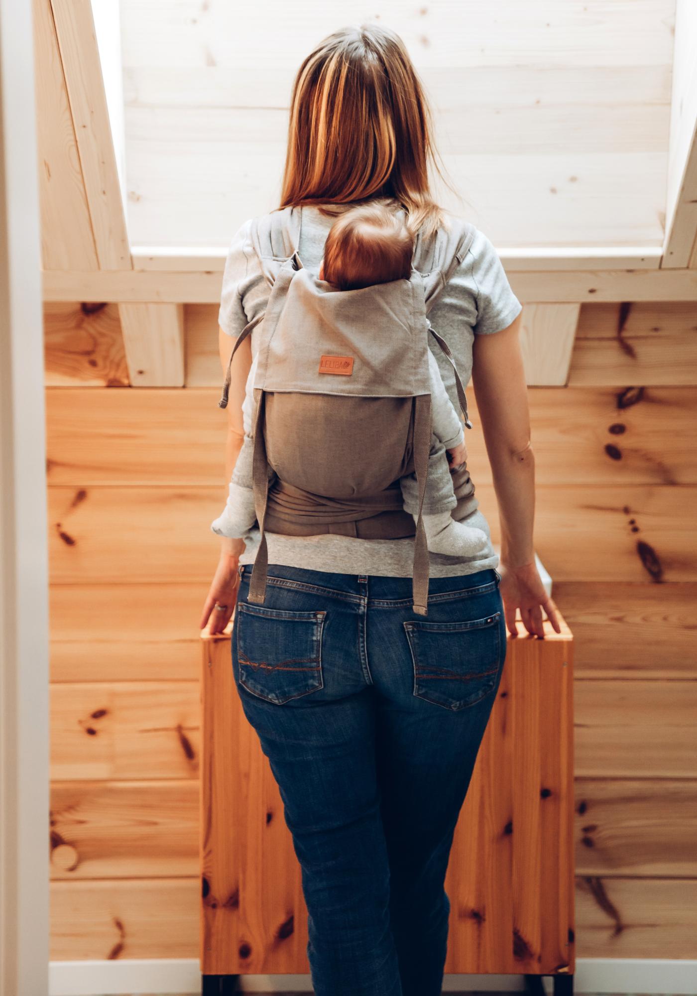 Höchster Tragekomfort ab Geburt in skandinavischem Design. Mit den innovativen, flexibel einsetzbaren Schulterpolstern passt sich die Half-Buckle Trage dir perfekt an.