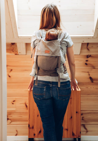 Höchster Tragekomfort ab Geburt in skandinavischem Design. Mit den innovativen, flexibel einsetzbaren Schulterpolstern passt sich die Half-Buckle Trage dir perfekt an.