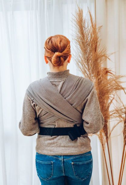 Höchster Tragekomfort ab Geburt in skandinavischem Design. Mit den innovativen, flexibel einsetzbaren Schulterpolstern passt sich die Half-Buckle Trage dir perfekt an.