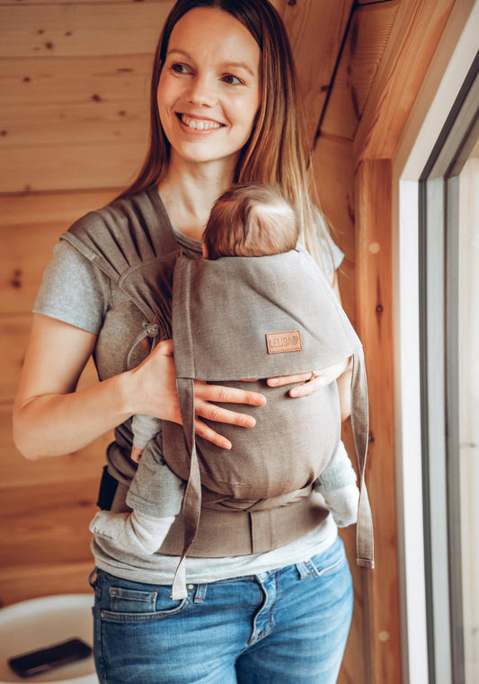 Höchster Tragekomfort ab Geburt in skandinavischem Design. Mit den innovativen, flexibel einsetzbaren Schulterpolstern passt sich die Half-Buckle Trage dir perfekt an.