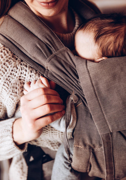 Stressfreier Alltag dank einfachem Klick-System! Die mitwachsende LELIBA Zack Babytrage überzeugt durch schnelles Anlegen und revolutionäre, variable Schulterpolster.