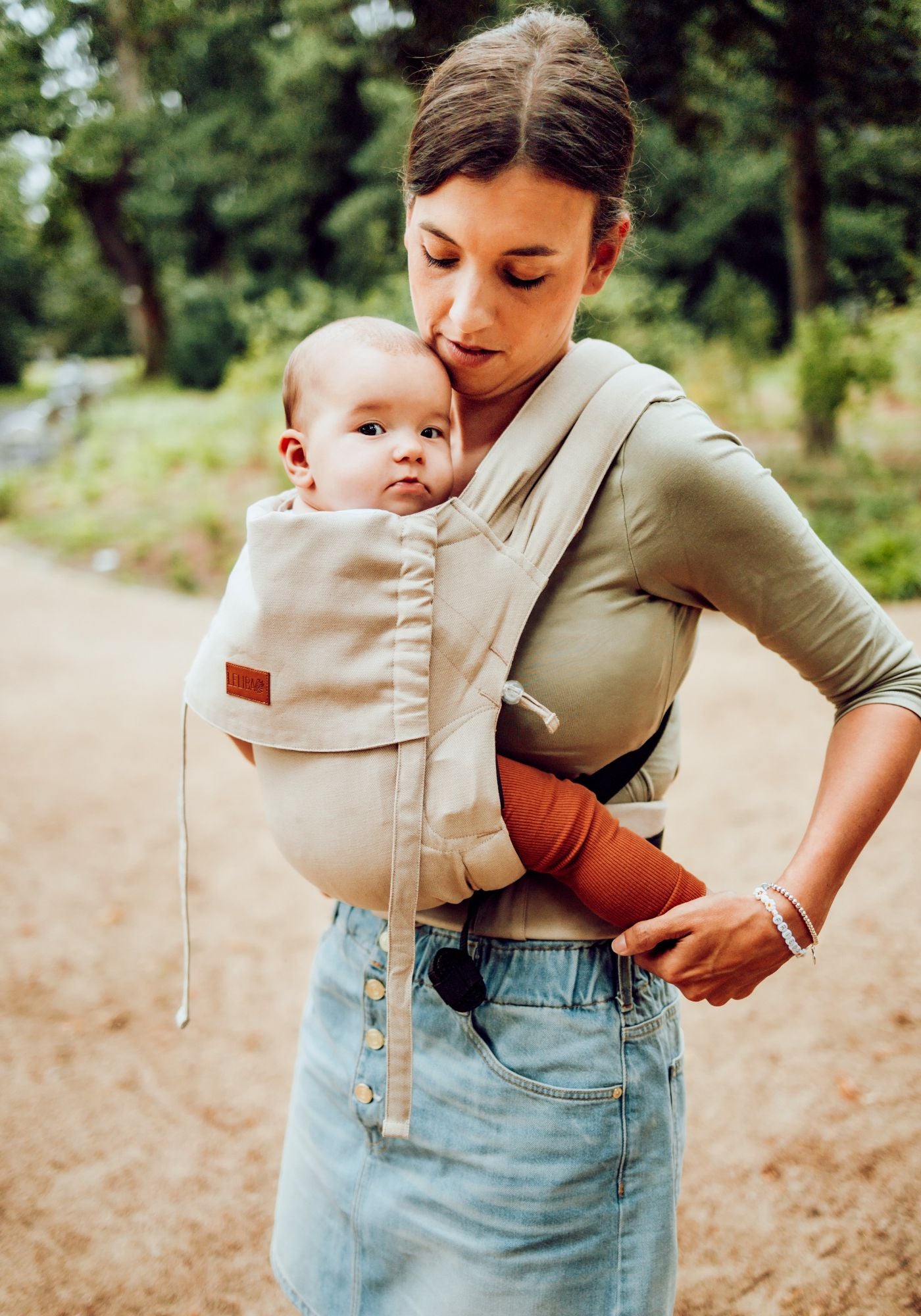 Stressfreier Alltag dank einfachem Klick-System! Die mitwachsende LELIBA Zack Babytrage überzeugt durch schnelles Anlegen und revolutionäre, variable Schulterpolster.