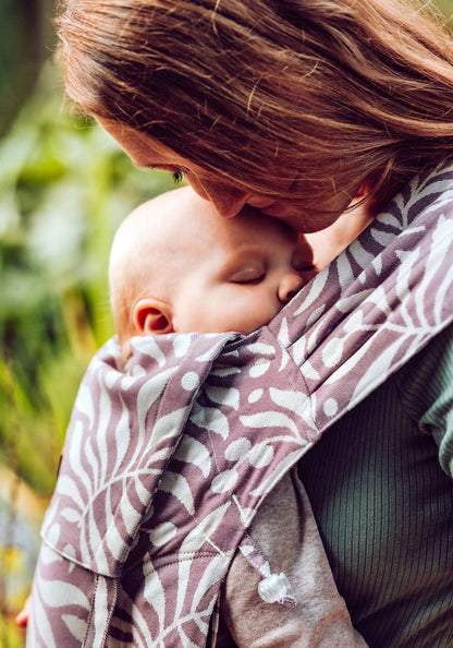 Stressfreier Alltag dank einfachem Klick-System! Die mitwachsende LELIBA Zack Babytrage überzeugt durch schnelles Anlegen und revolutionäre, variable Schulterpolster.