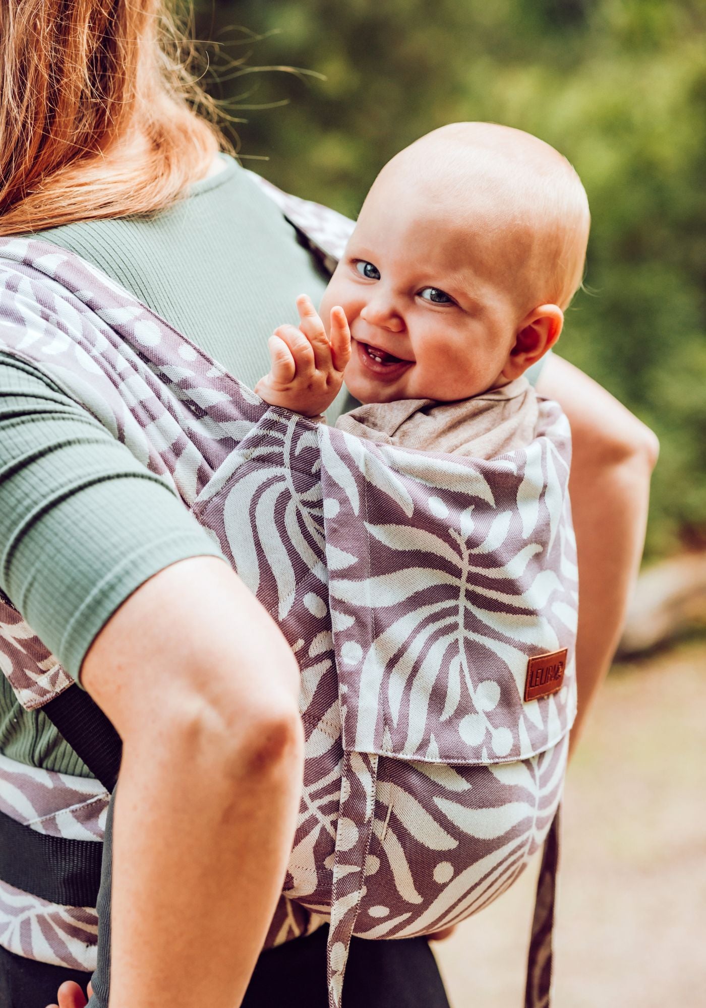 Stressfreier Alltag dank einfachem Klick-System! Die mitwachsende LELIBA Zack Babytrage überzeugt durch schnelles Anlegen und revolutionäre, variable Schulterpolster.