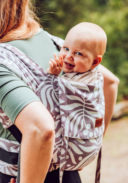 Stressfreier Alltag dank einfachem Klick-System! Die mitwachsende LELIBA Zack Babytrage überzeugt durch schnelles Anlegen und revolutionäre, variable Schulterpolster.
