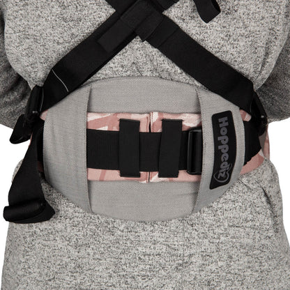 Schluss mit Rückenschmerzen beim Tragen! Die ergonomische Lendenwirbelstütze wird einfach am Bauchgurt befestigt und schont spürbar deine Wirbelsäule.