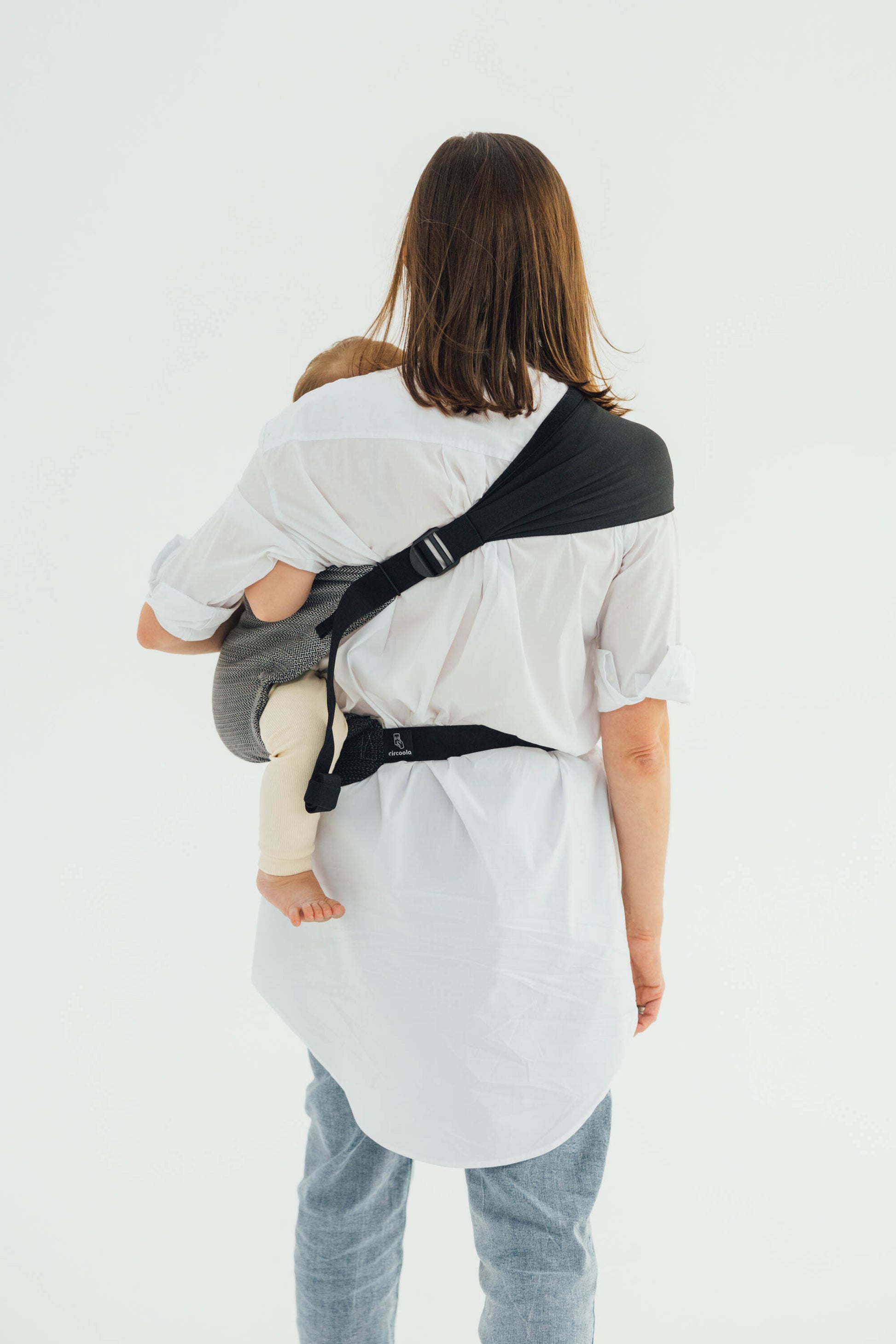 Der schnelle Hop-On-Hop-Off Helfer! Die clevere Hüfttrage ist kompakt wie ein Sling, aber dank Schnallensystem und Polsterung bequem wie eine Komforttrage.