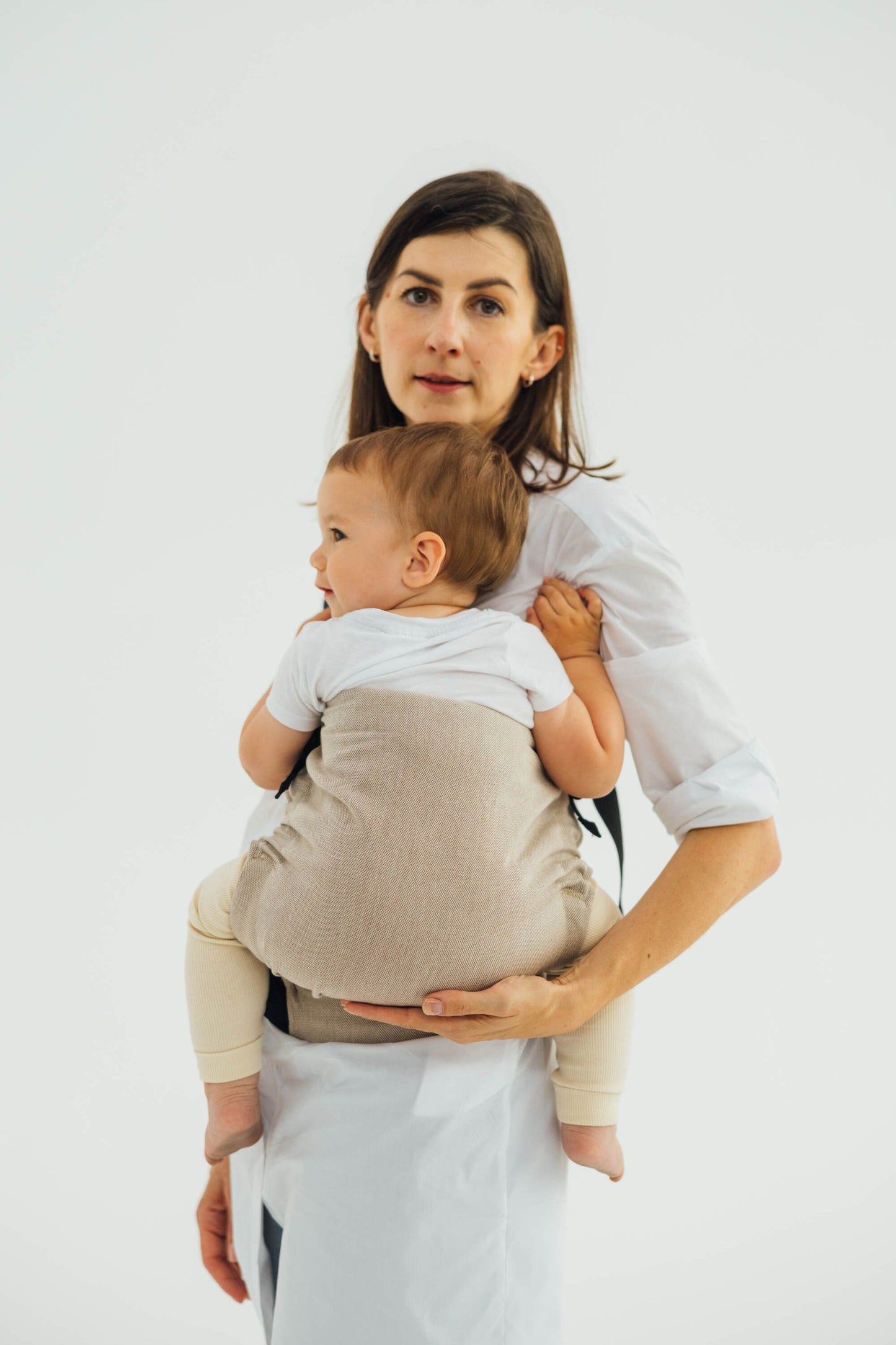 Der schnelle Hop-On-Hop-Off Helfer! Die clevere Hüfttrage ist kompakt wie ein Sling, aber dank Schnallensystem und Polsterung bequem wie eine Komforttrage.