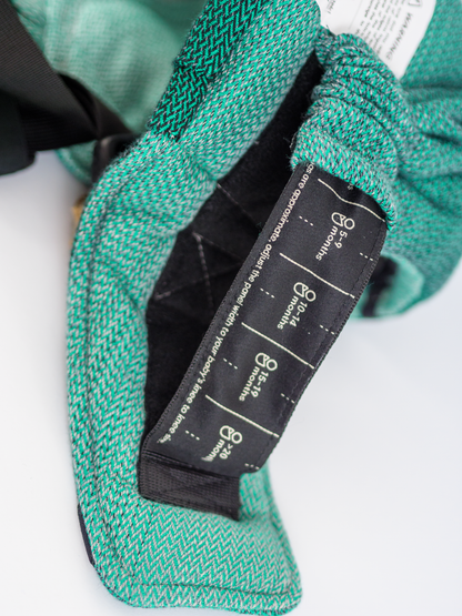 Die perfekte Mischung für den Start. Die weiche Half-Buckle Tragehilfe aus Tragetuchstoff wächst ab der ersten Lebenswoche stufenlos und ergonomisch mit.