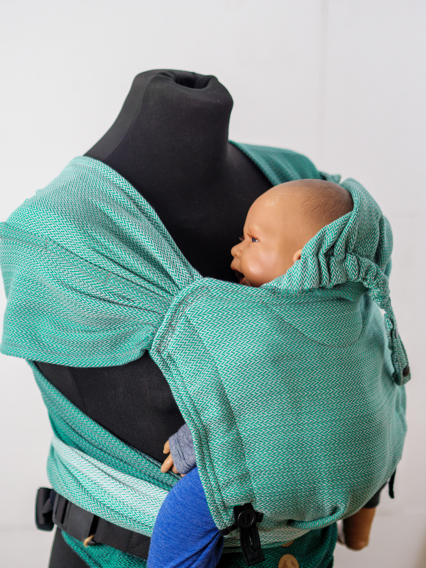 Die perfekte Mischung für den Start. Die weiche Half-Buckle Tragehilfe aus Tragetuchstoff wächst ab der ersten Lebenswoche stufenlos und ergonomisch mit.