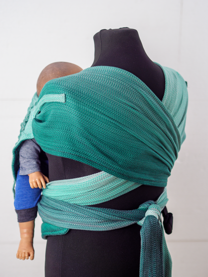 Die perfekte Mischung für den Start. Die weiche Half-Buckle Tragehilfe aus Tragetuchstoff wächst ab der ersten Lebenswoche stufenlos und ergonomisch mit.