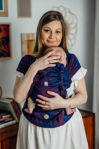Die perfekte Mischung für den Start. Die weiche Half-Buckle Tragehilfe aus Tragetuchstoff wächst ab der ersten Lebenswoche stufenlos und ergonomisch mit.
