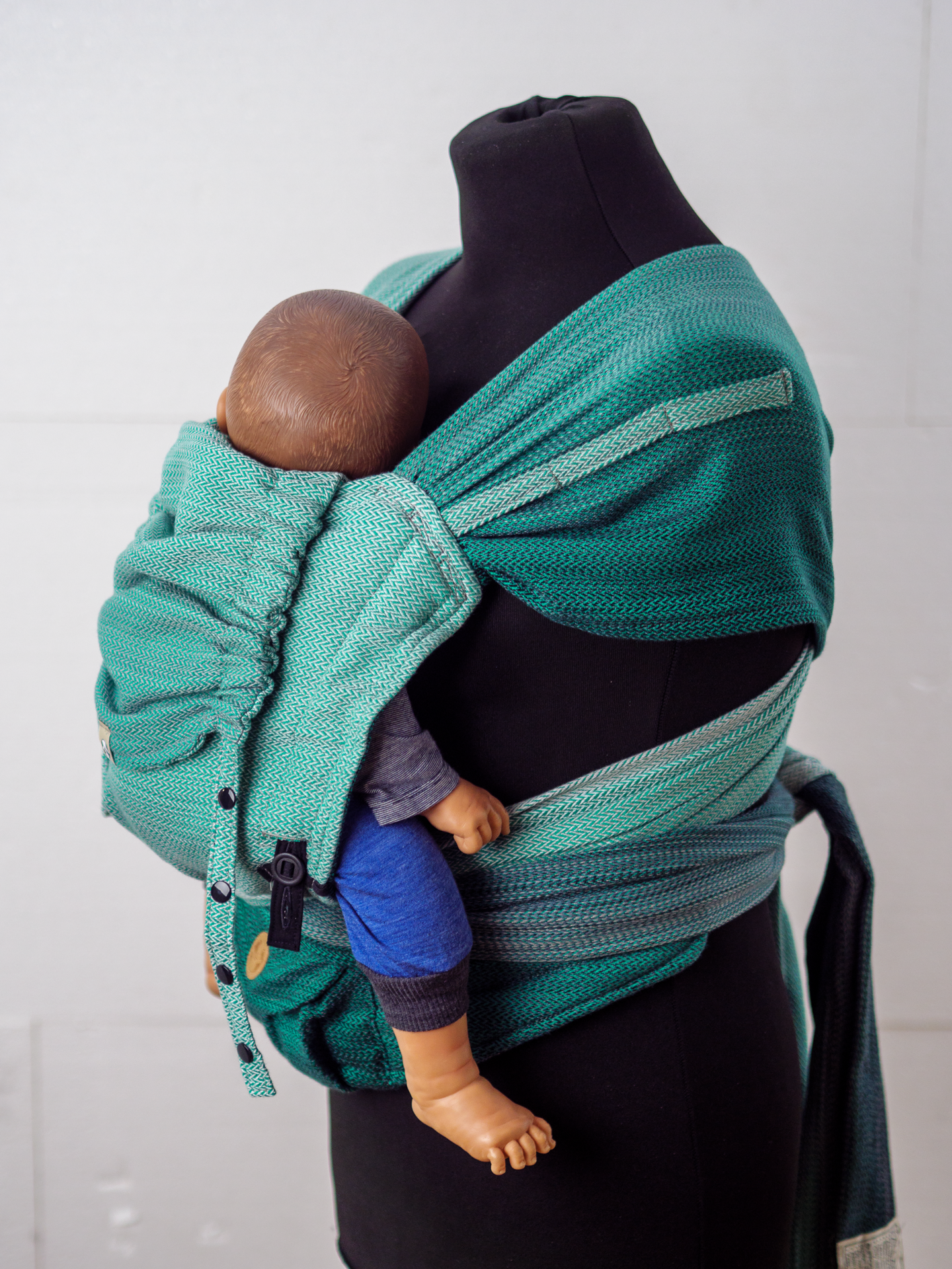 Die perfekte Mischung für den Start. Die weiche Half-Buckle Tragehilfe aus Tragetuchstoff wächst ab der ersten Lebenswoche stufenlos und ergonomisch mit.