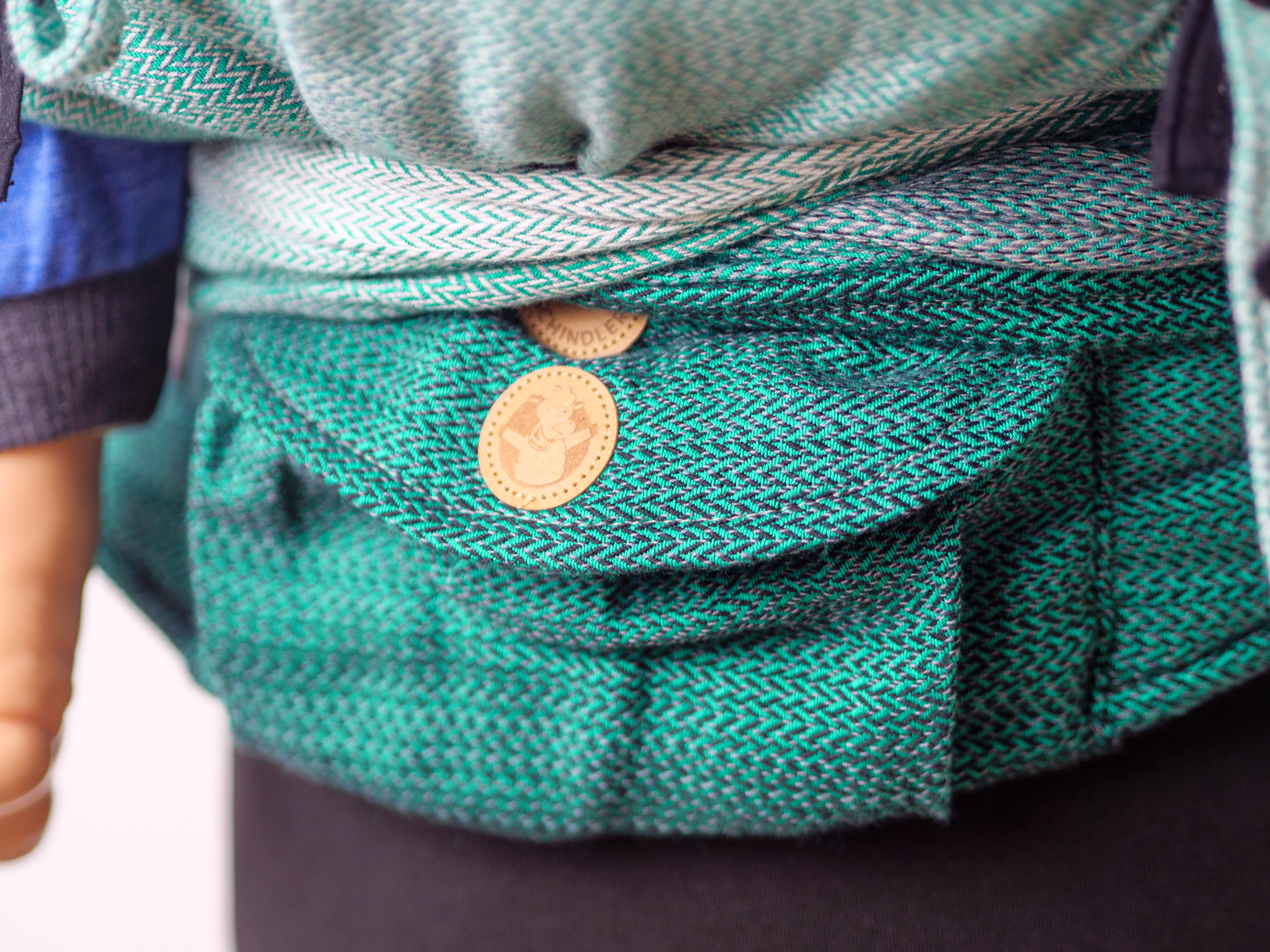 Die perfekte Mischung für den Start. Die weiche Half-Buckle Tragehilfe aus Tragetuchstoff wächst ab der ersten Lebenswoche stufenlos und ergonomisch mit.