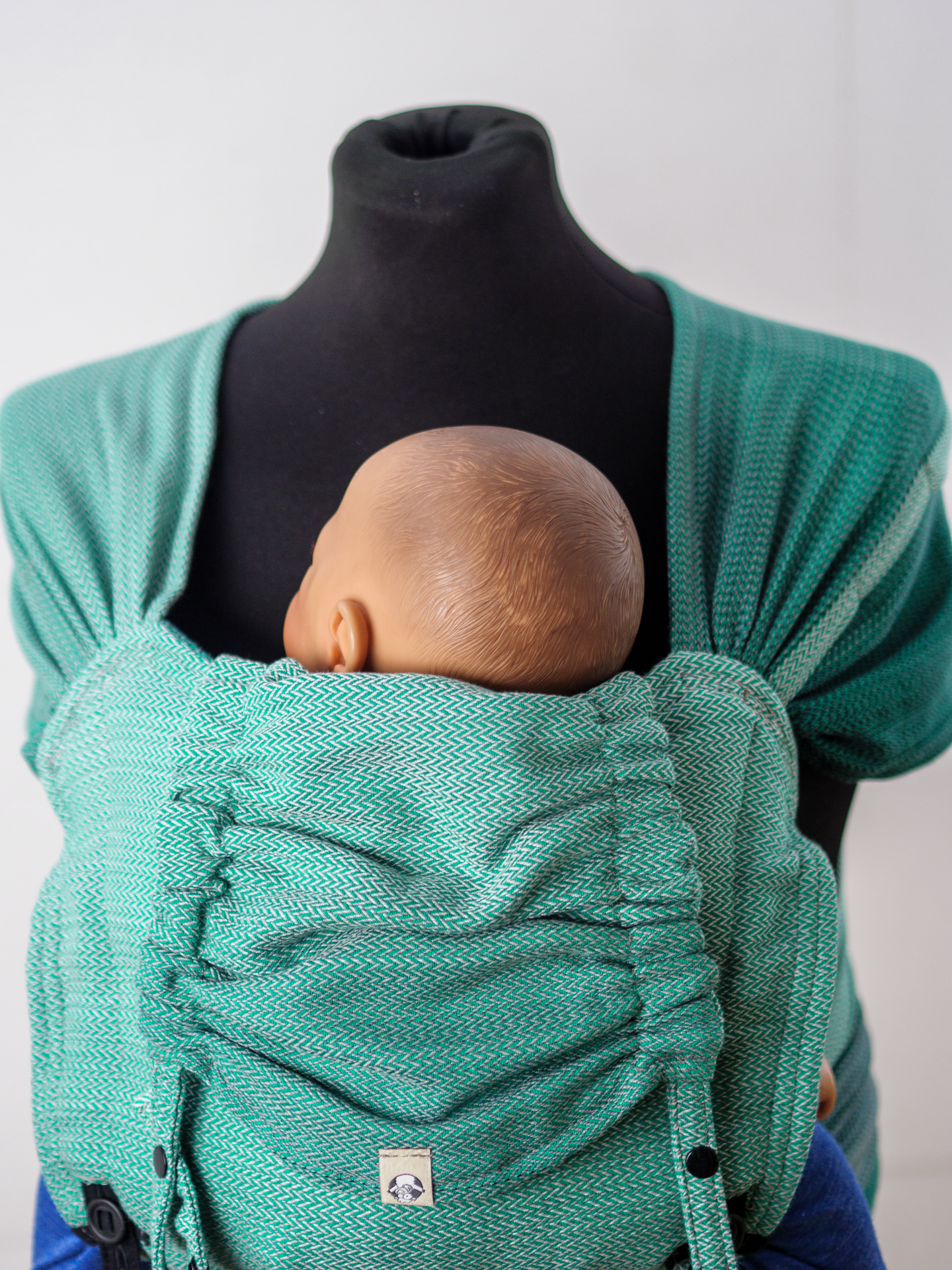 Die perfekte Mischung für den Start. Die weiche Half-Buckle Tragehilfe aus Tragetuchstoff wächst ab der ersten Lebenswoche stufenlos und ergonomisch mit.