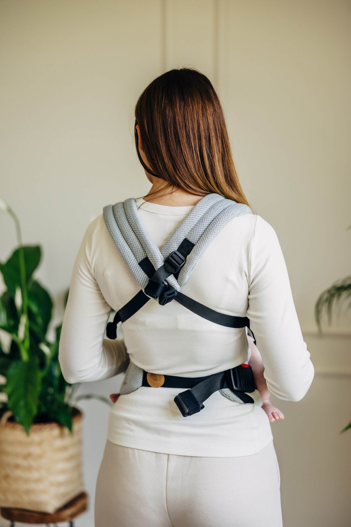 Ultraleicht & innovativ! Die kompakte Full-Buckle Babytrage wiegt kaum etwas und lässt sich dank magnetischem Brustgurt spielend leicht verschließen.