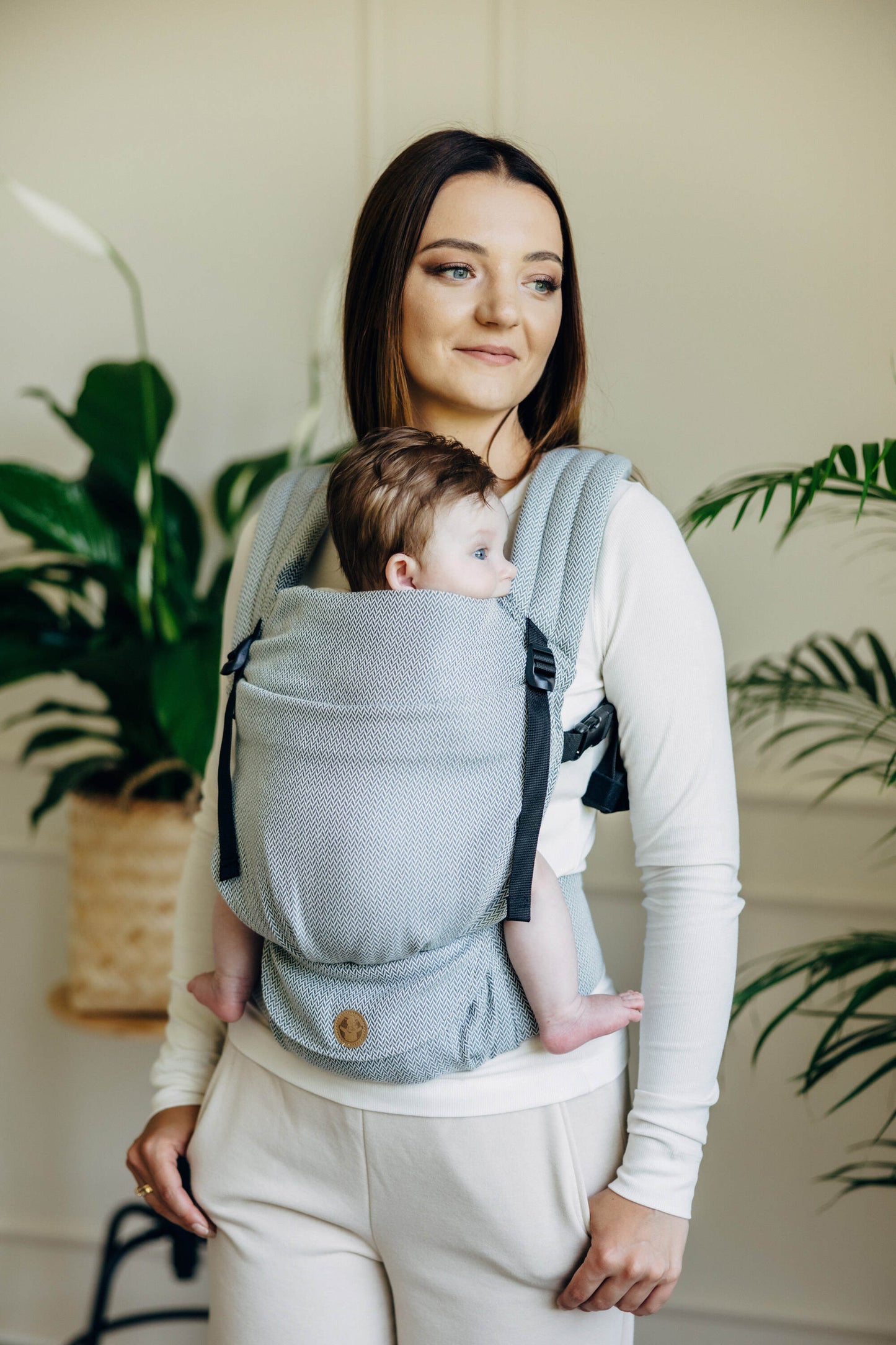 Ultraleicht & innovativ! Die kompakte Full-Buckle Babytrage wiegt kaum etwas und lässt sich dank magnetischem Brustgurt spielend leicht verschließen.