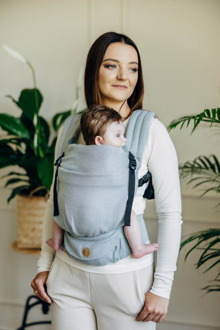 Ultraleicht & innovativ! Die kompakte Full-Buckle Babytrage wiegt kaum etwas und lässt sich dank magnetischem Brustgurt spielend leicht verschließen.