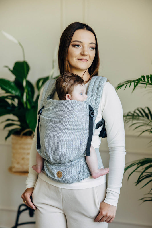 Ultraleicht & innovativ! Die kompakte Full-Buckle Babytrage wiegt kaum etwas und lässt sich dank magnetischem Brustgurt spielend leicht verschließen.