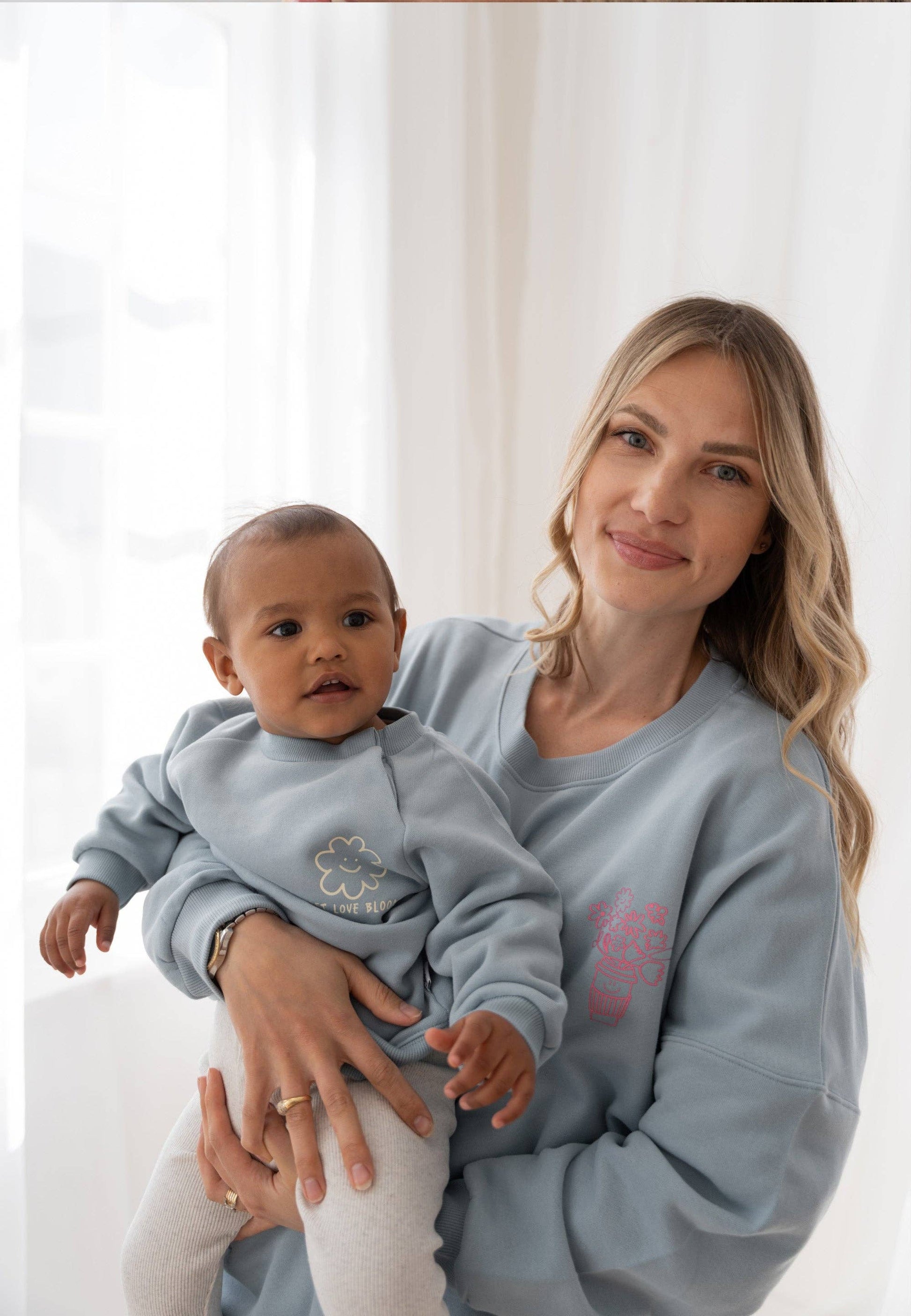 Für den perfekten Mama-Kind-Look! Das weiche hellblaue Sweatshirt der exklusiven Mini & Me Edition ist wunderbar bequem und ein echter Hingucker.